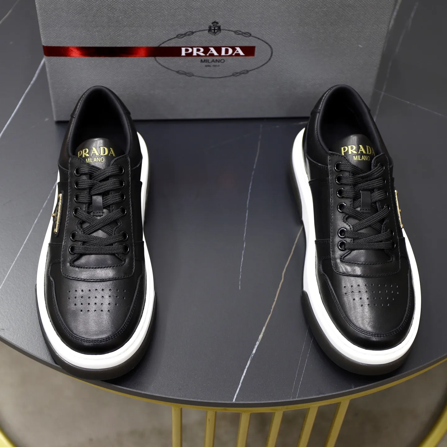 Factory price: 720💰Top original order Brand: PRADA (Prada) Standard code: Men's size 38/44 (45 can be customized) Grade: Same as the official website Material: Original cowhide stitching imported cowhide lining Original combination two-color wear-resistant soft outsole Style category: Leisure and sports version Young fashion European and American trend British style Color: Actual picture color